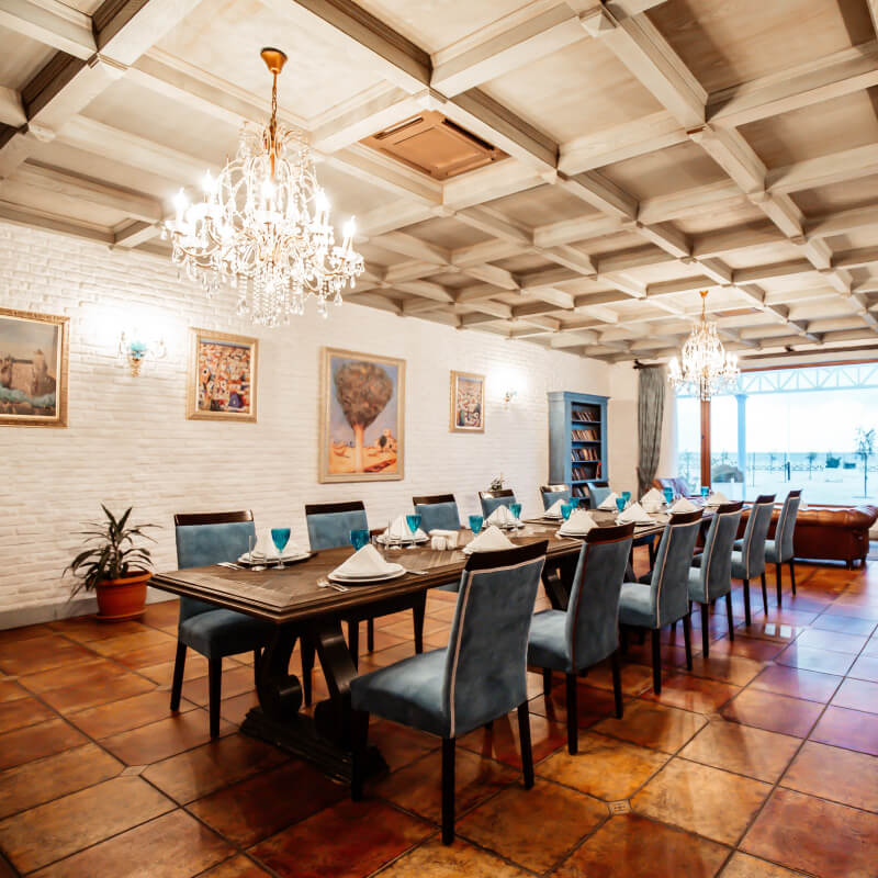 Restaurants & Lounges